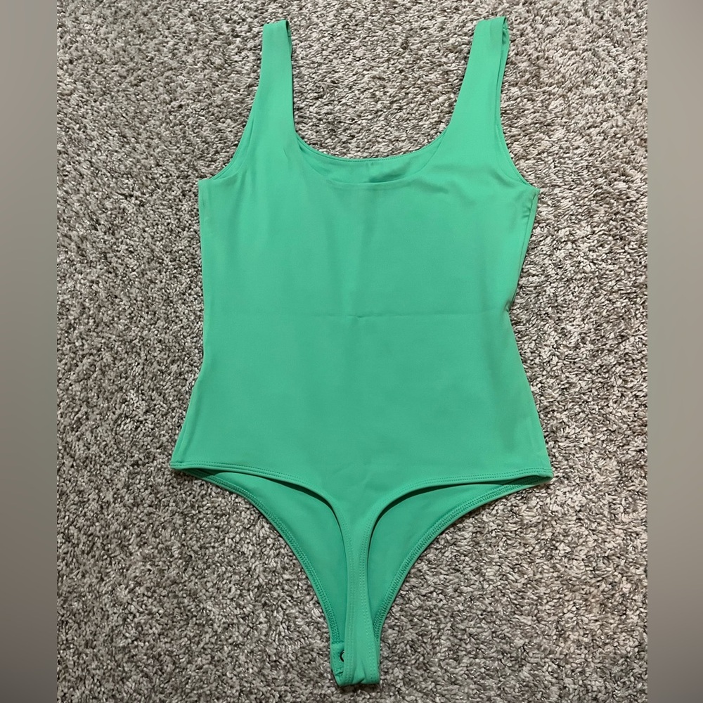 Express Vibrant Green Top - Picture 2 of 4